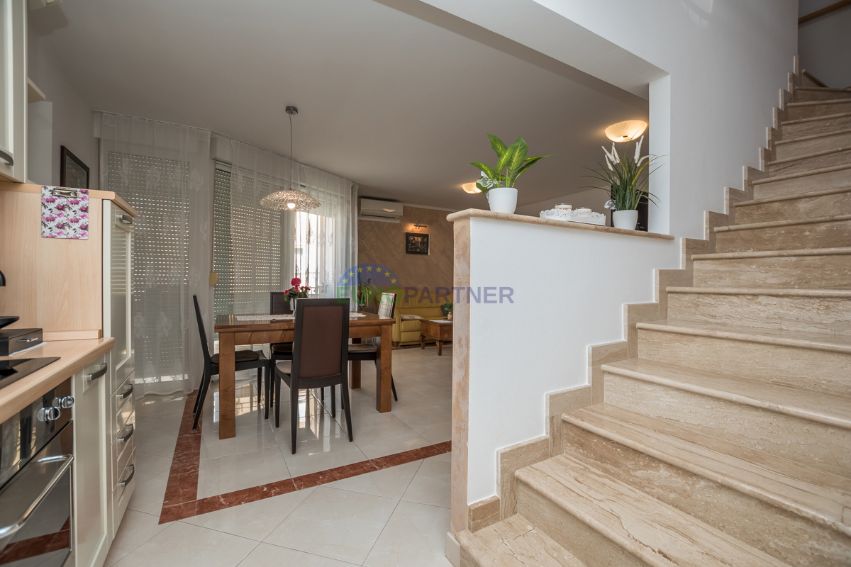 Poreč, appartamento di 90m2 con vista mare! 700m dal mare