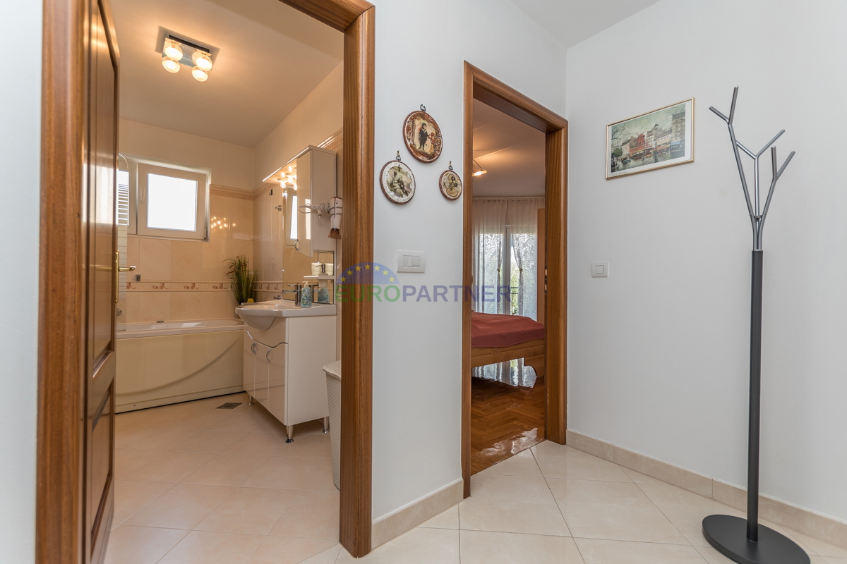 Poreč, appartamento di 90m2 con vista mare! 700m dal mare