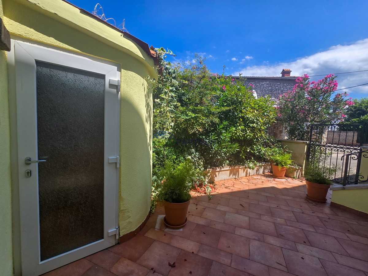 Casa con 2 appartamenti a 200 m dal mare, Poreč