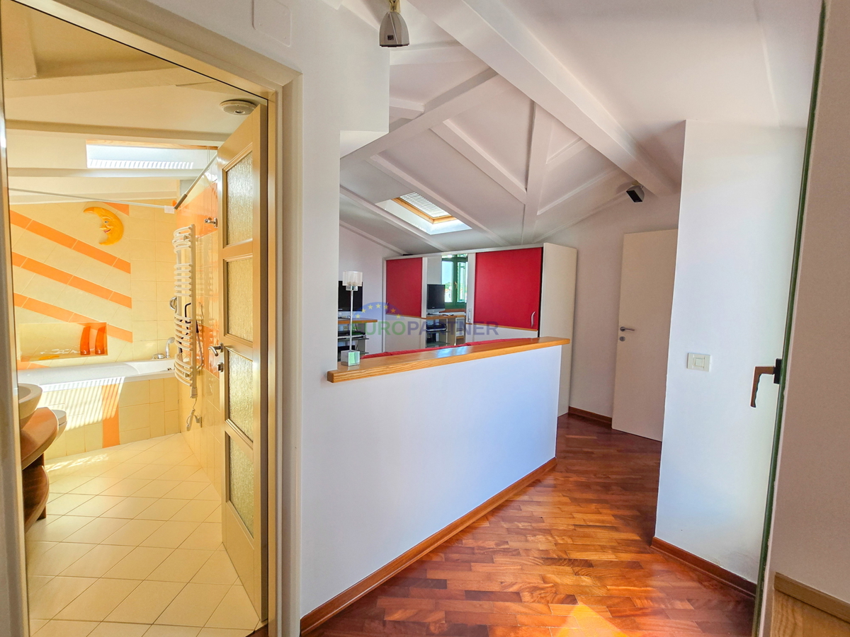 Casa con 2 appartamenti a 200 m dal mare, Poreč