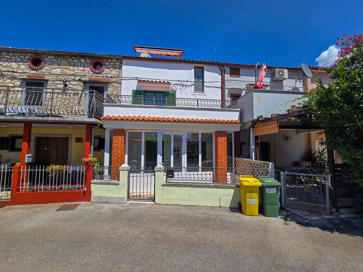 Casa con 2 appartamenti a 200 m dal mare, Poreč