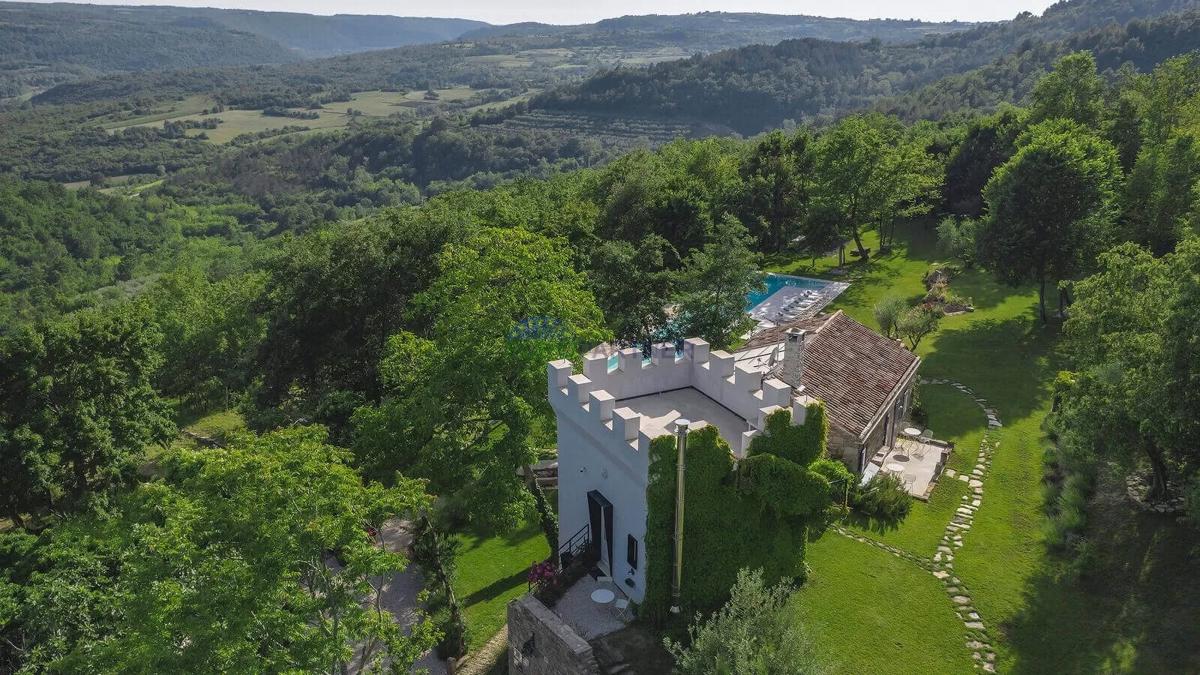 Istria, Tenuta esclusiva nel cuore di Grožnjan – completa privacy e posizione unica