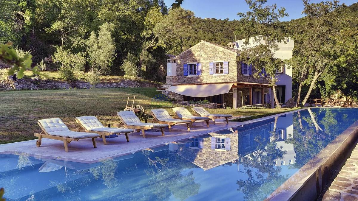 Istria, Tenuta esclusiva nel cuore di Grožnjan – completa privacy e posizione unica