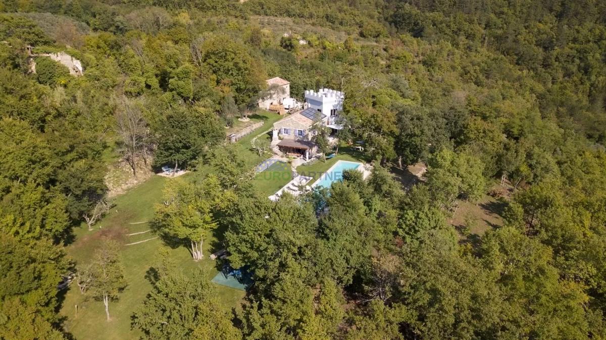 Istria, Tenuta esclusiva nel cuore di Grožnjan – completa privacy e posizione unica