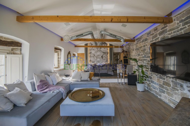 Istria, Tenuta esclusiva nel cuore di Grožnjan – completa privacy e posizione unica