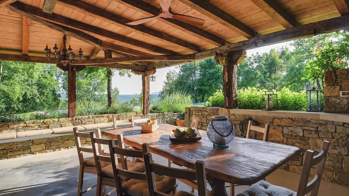 Istria, Tenuta esclusiva nel cuore di Grožnjan – completa privacy e posizione unica