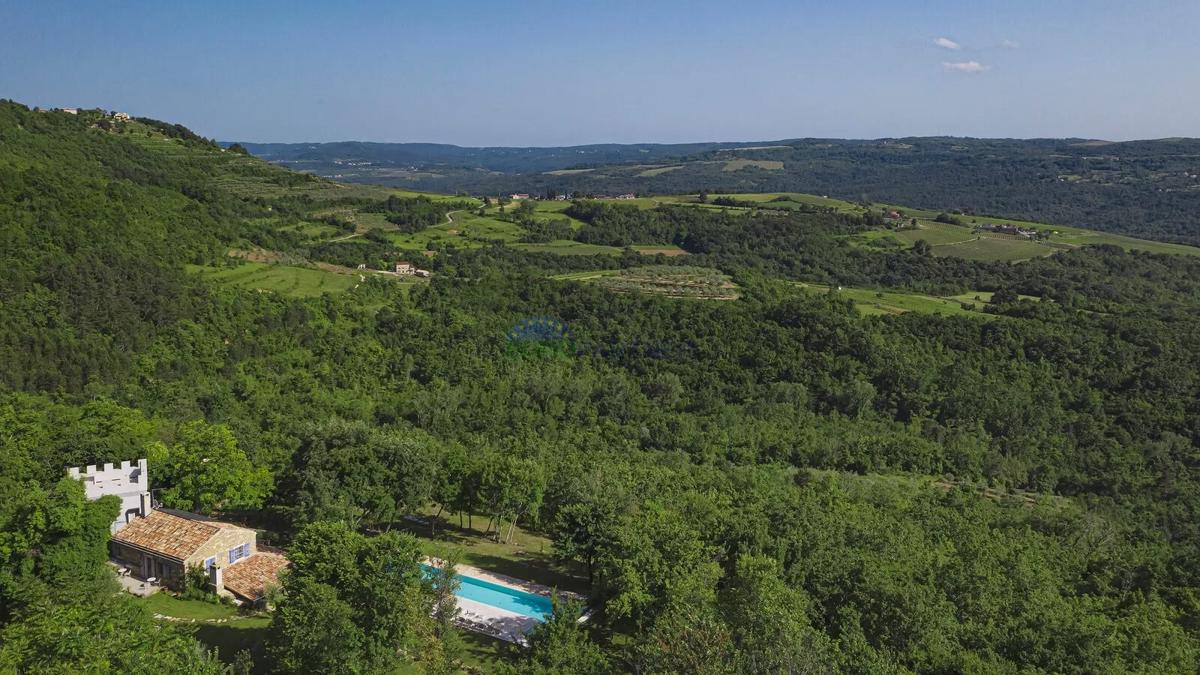 Istria, Tenuta esclusiva nel cuore di Grožnjan – completa privacy e posizione unica