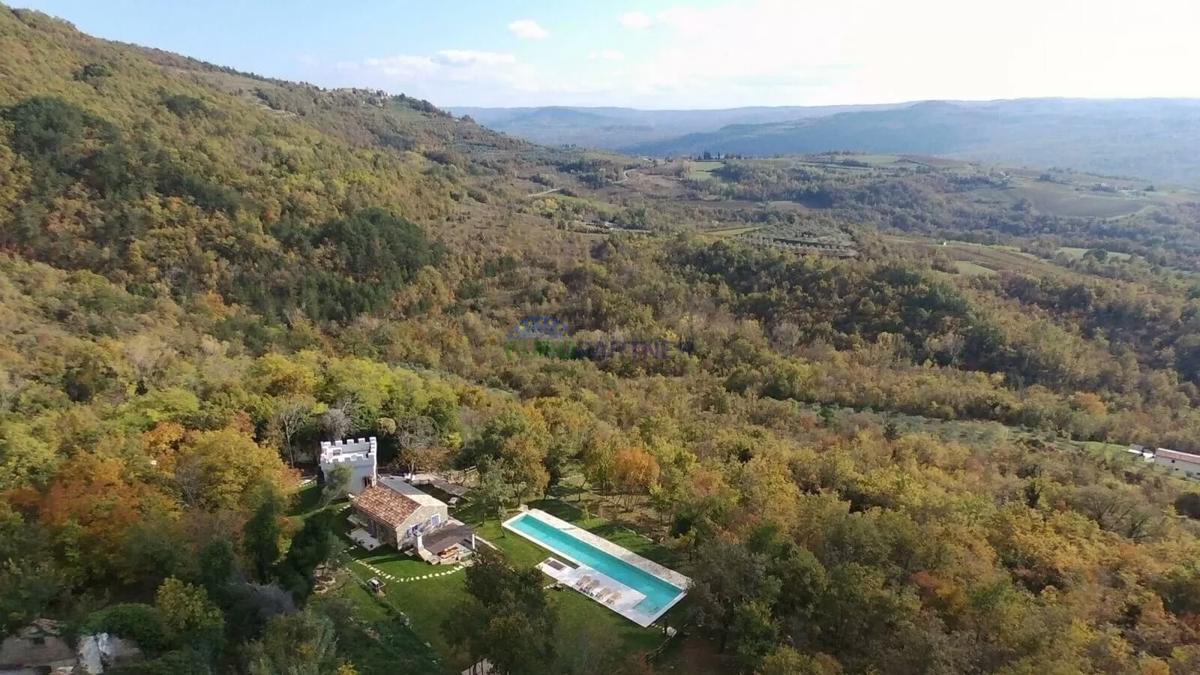 Istria, Tenuta esclusiva nel cuore di Grožnjan – completa privacy e posizione unica