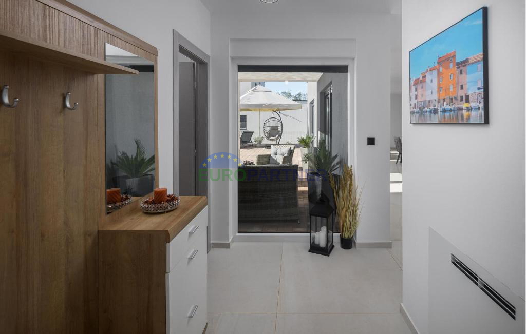 Bellissima villa moderna con piscina e casetta da giardino, nei dintorni di Parenzo, a 7 km dal mare