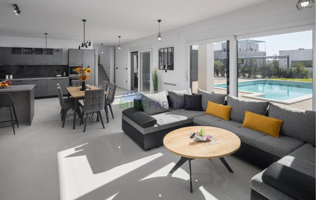 Bellissima villa moderna con piscina e casetta da giardino, nei dintorni di Parenzo, a 7 km dal mare