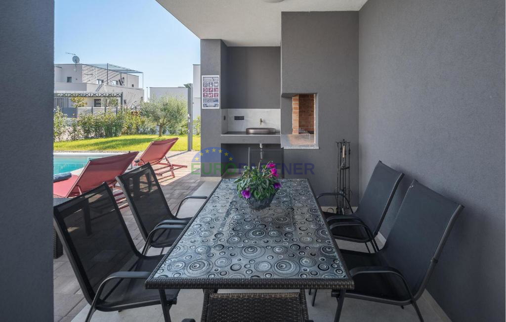 Bellissima villa moderna con piscina e casetta da giardino, nei dintorni di Parenzo, a 7 km dal mare