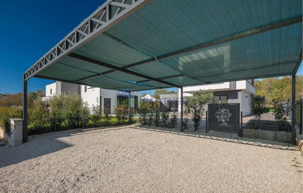 Bellissima villa moderna con piscina e casetta da giardino, nei dintorni di Parenzo, a 7 km dal mare