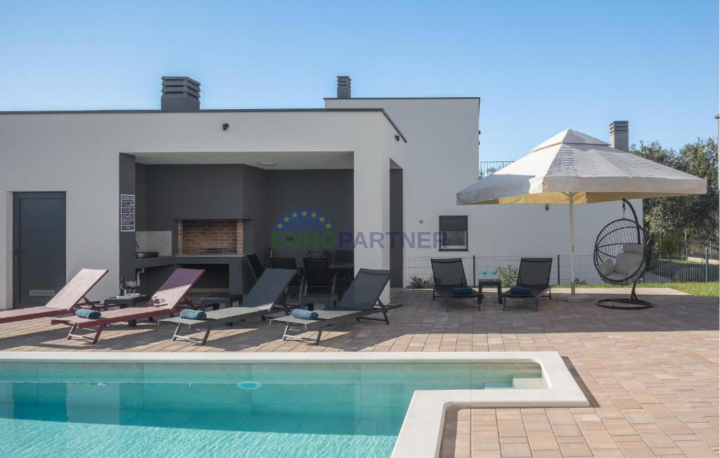 Bellissima villa moderna con piscina e casetta da giardino, nei dintorni di Parenzo, a 7 km dal mare