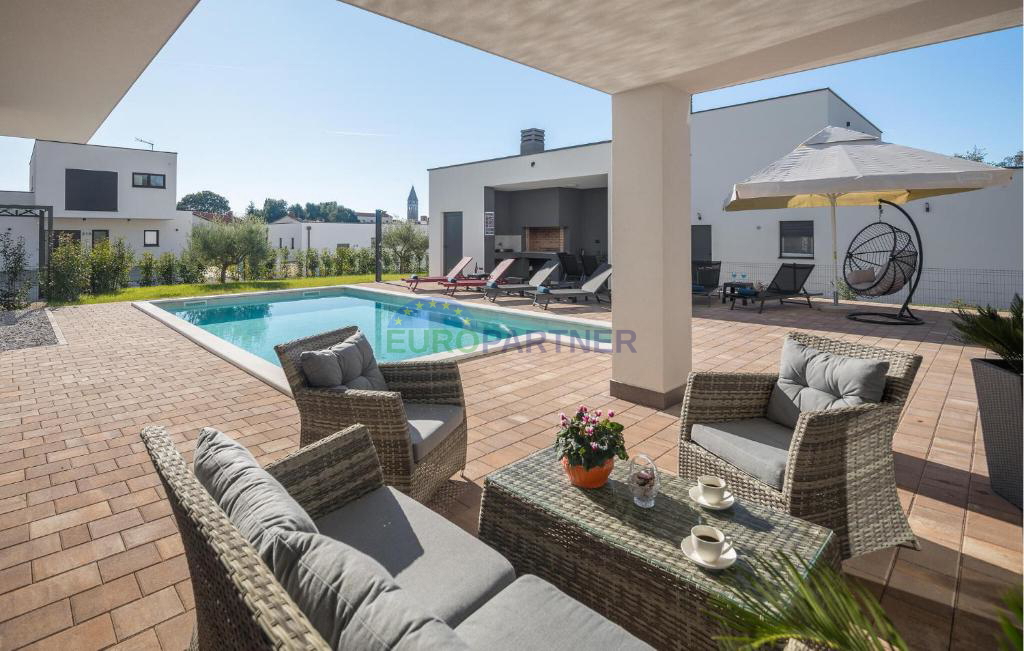 Bellissima villa moderna con piscina e casetta da giardino, nei dintorni di Parenzo, a 7 km dal mare