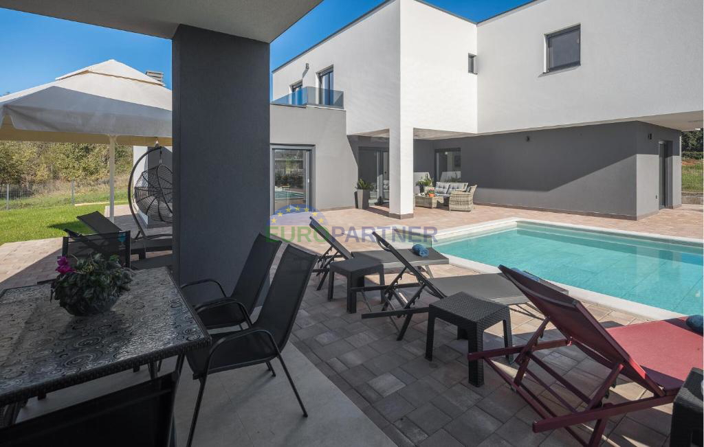 Bellissima villa moderna con piscina e casetta da giardino, nei dintorni di Parenzo, a 7 km dal mare