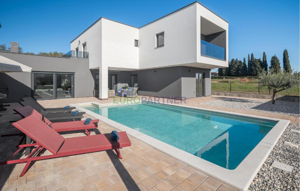 Bellissima villa moderna con piscina e casetta da giardino, nei dintorni di Parenzo, a 7 km dal mare