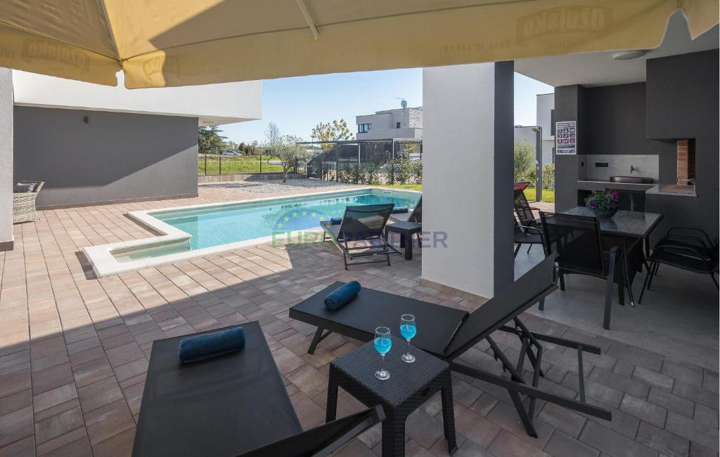 Bellissima villa moderna con piscina e casetta da giardino, nei dintorni di Parenzo, a 7 km dal mare