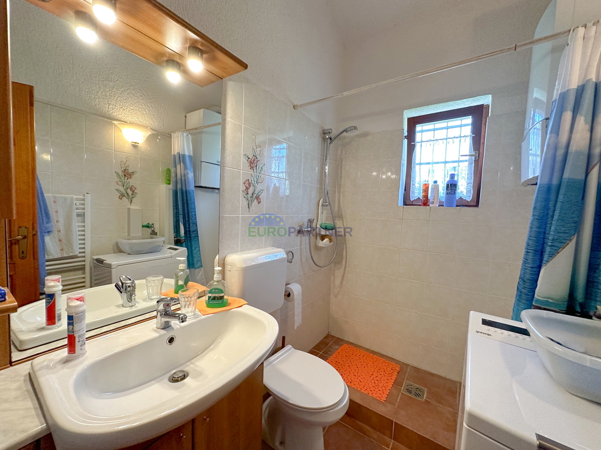 Una casa con un grande appezzamento di terreno vicino al mare a Rovigno