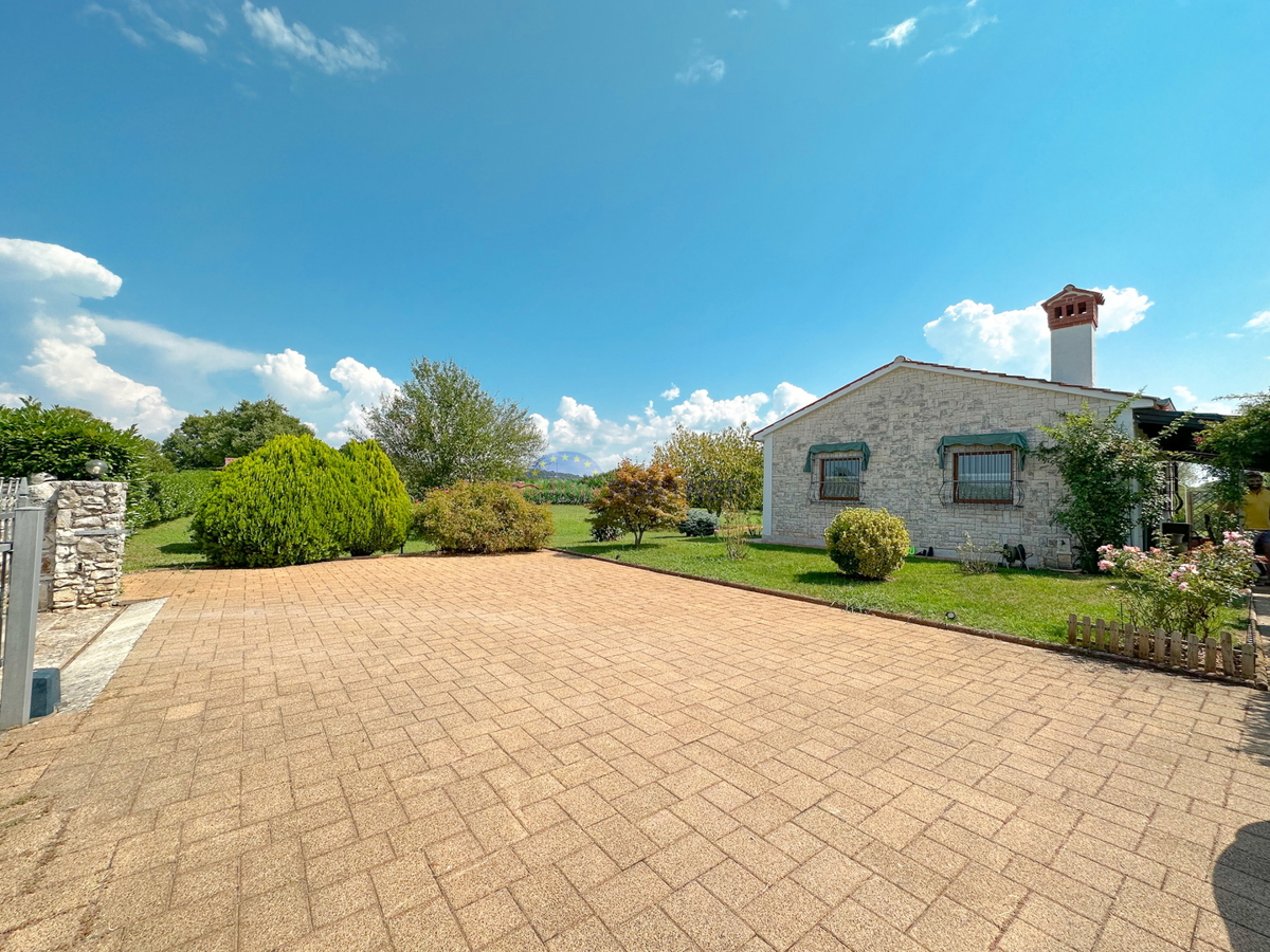 Una casa con un grande appezzamento di terreno vicino al mare a Rovigno