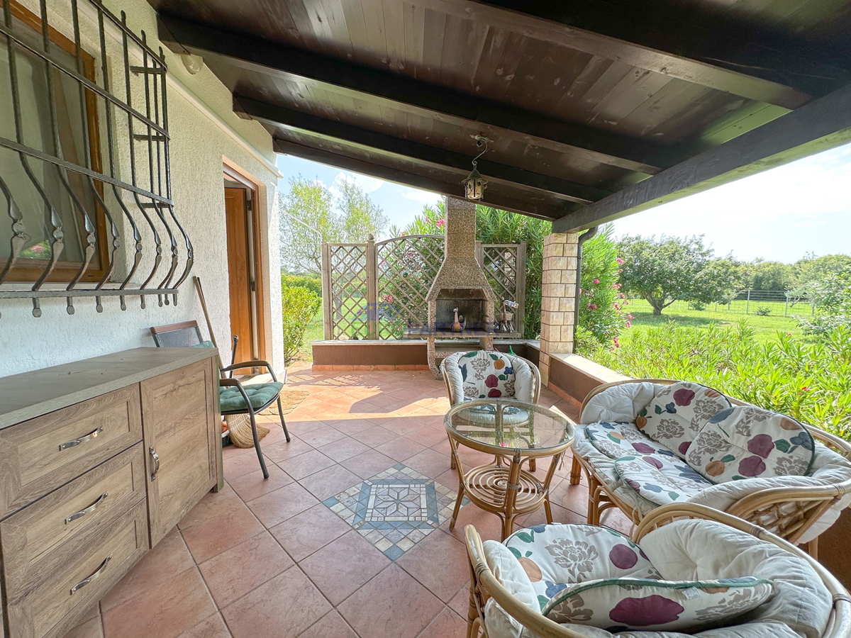 Una casa con un grande appezzamento di terreno vicino al mare a Rovigno