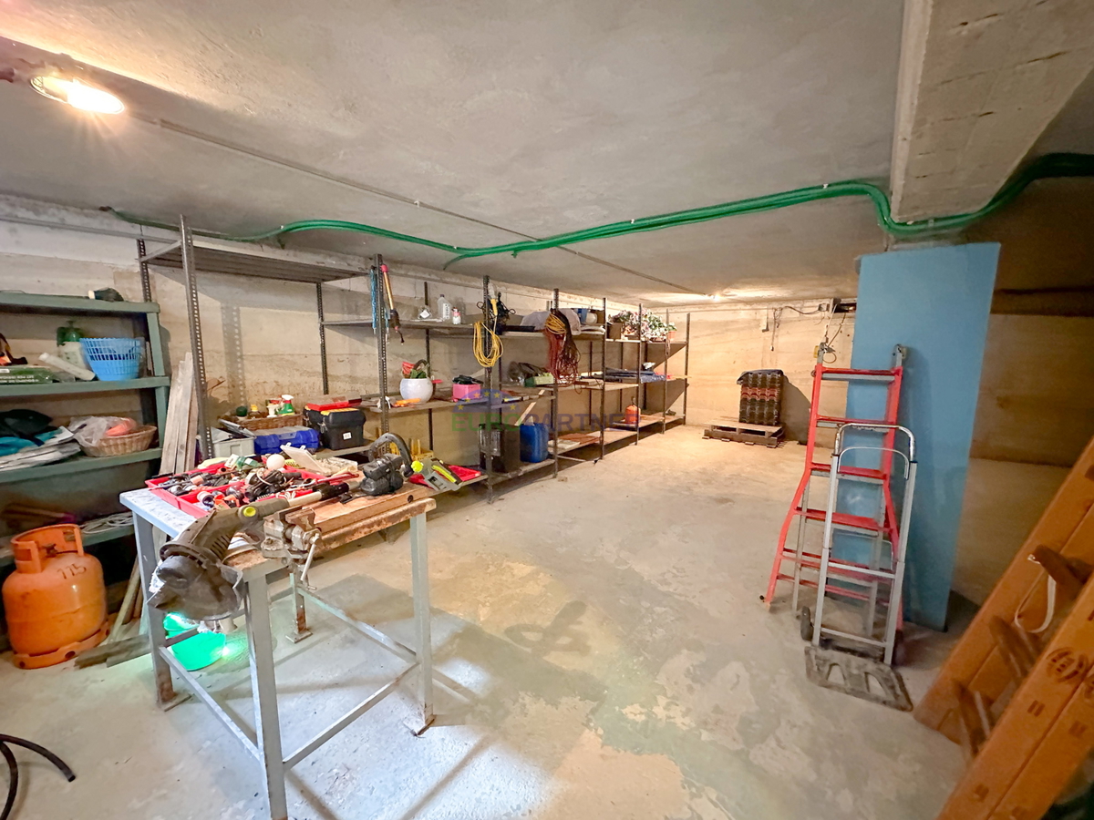 Una casa con un grande appezzamento di terreno vicino al mare a Rovigno