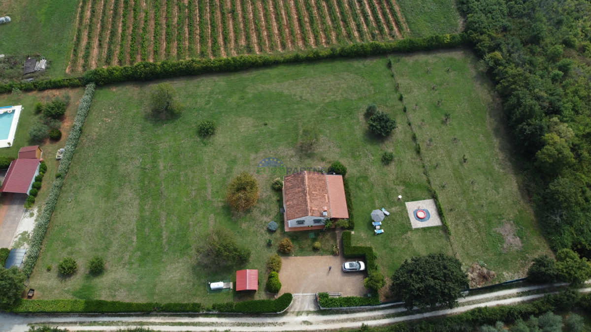 Una casa con un grande appezzamento di terreno vicino al mare a Rovigno