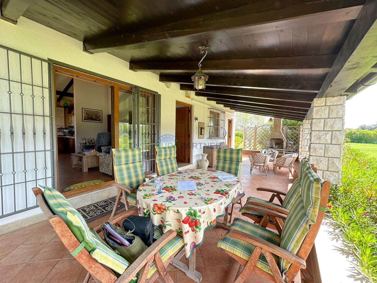 Una casa con un grande appezzamento di terreno vicino al mare a Rovigno