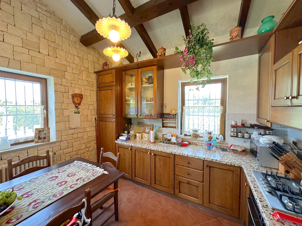 Una casa con un grande appezzamento di terreno vicino al mare a Rovigno