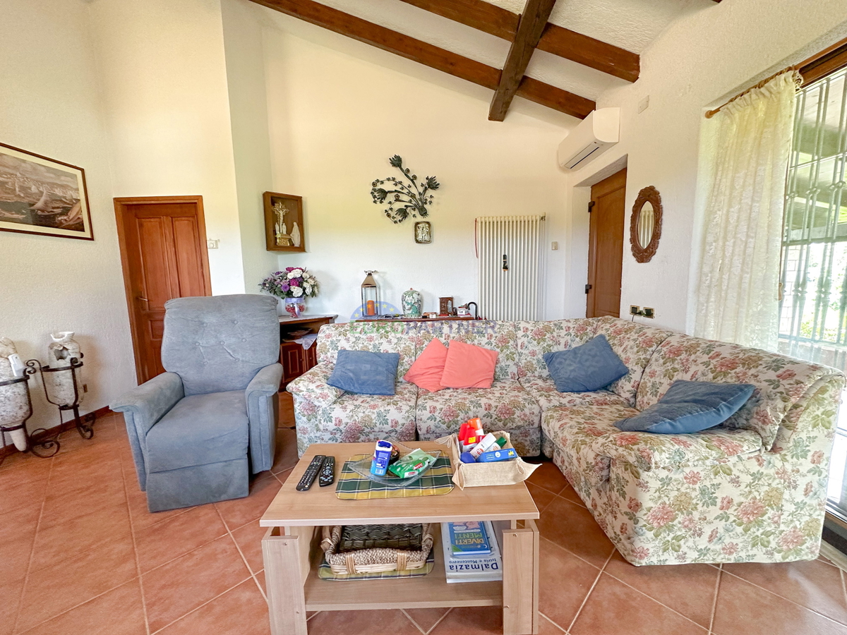 Una casa con un grande appezzamento di terreno vicino al mare a Rovigno