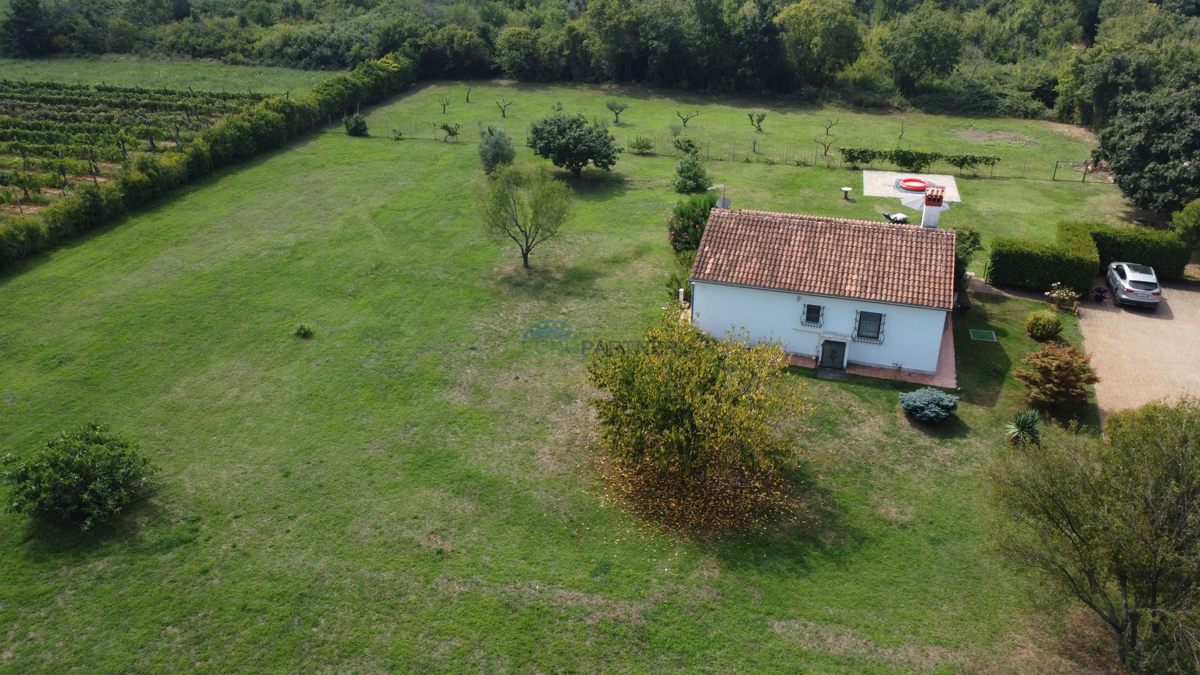 Una casa con un grande appezzamento di terreno vicino al mare a Rovigno