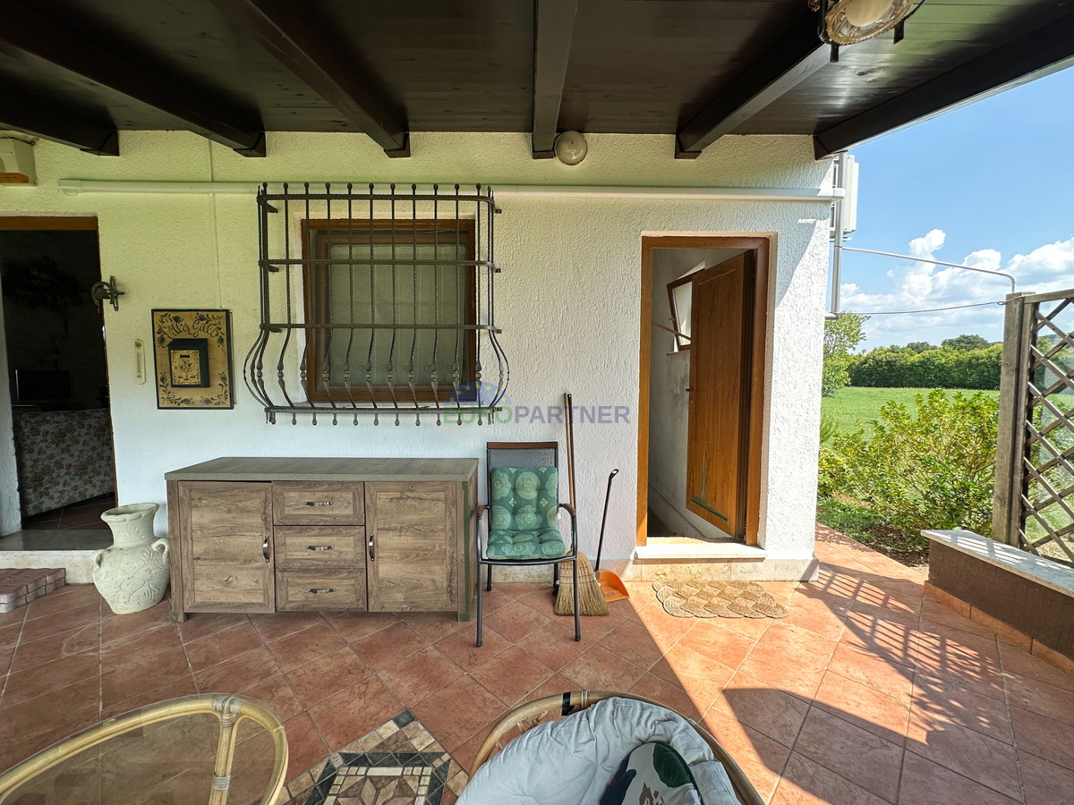 Una casa con un grande appezzamento di terreno vicino al mare a Rovigno