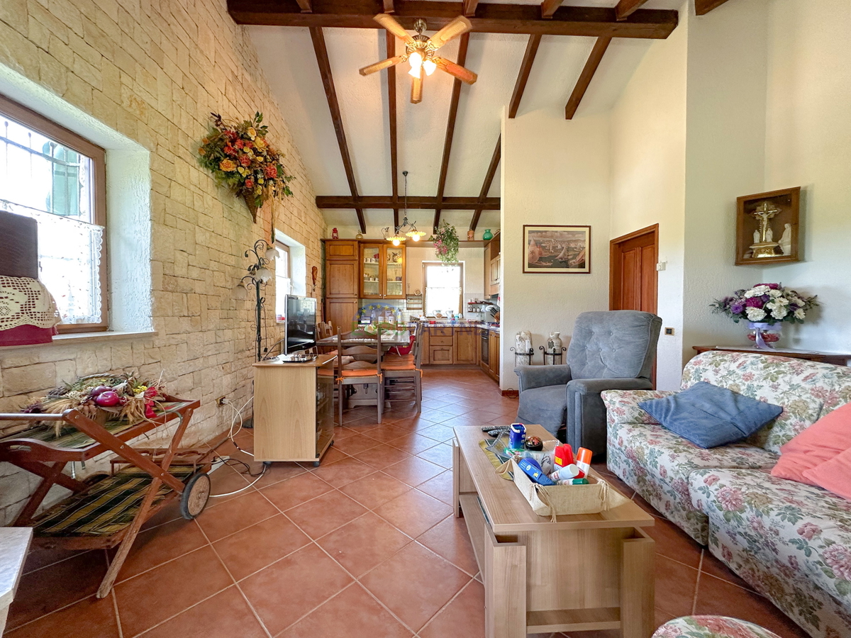 Una casa con un grande appezzamento di terreno vicino al mare a Rovigno