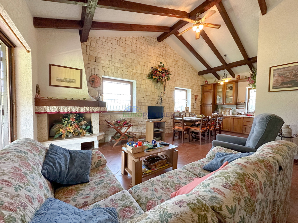 Una casa con un grande appezzamento di terreno vicino al mare a Rovigno