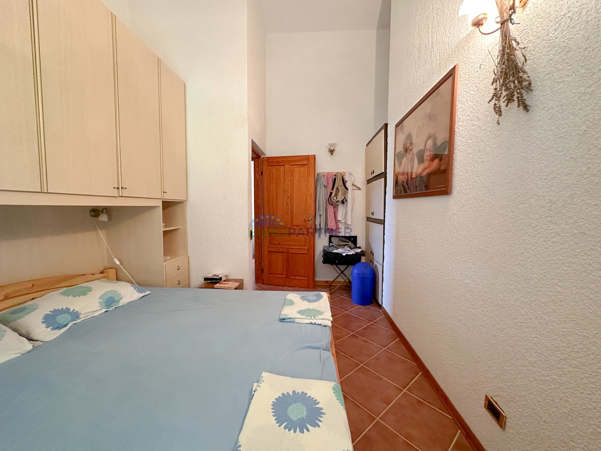 Una casa con un grande appezzamento di terreno vicino al mare a Rovigno