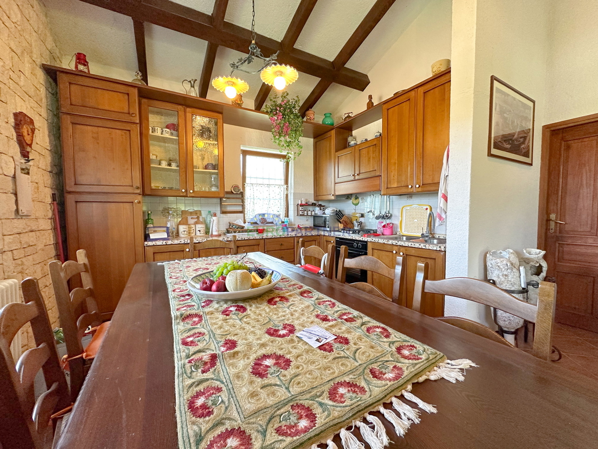 Una casa con un grande appezzamento di terreno vicino al mare a Rovigno