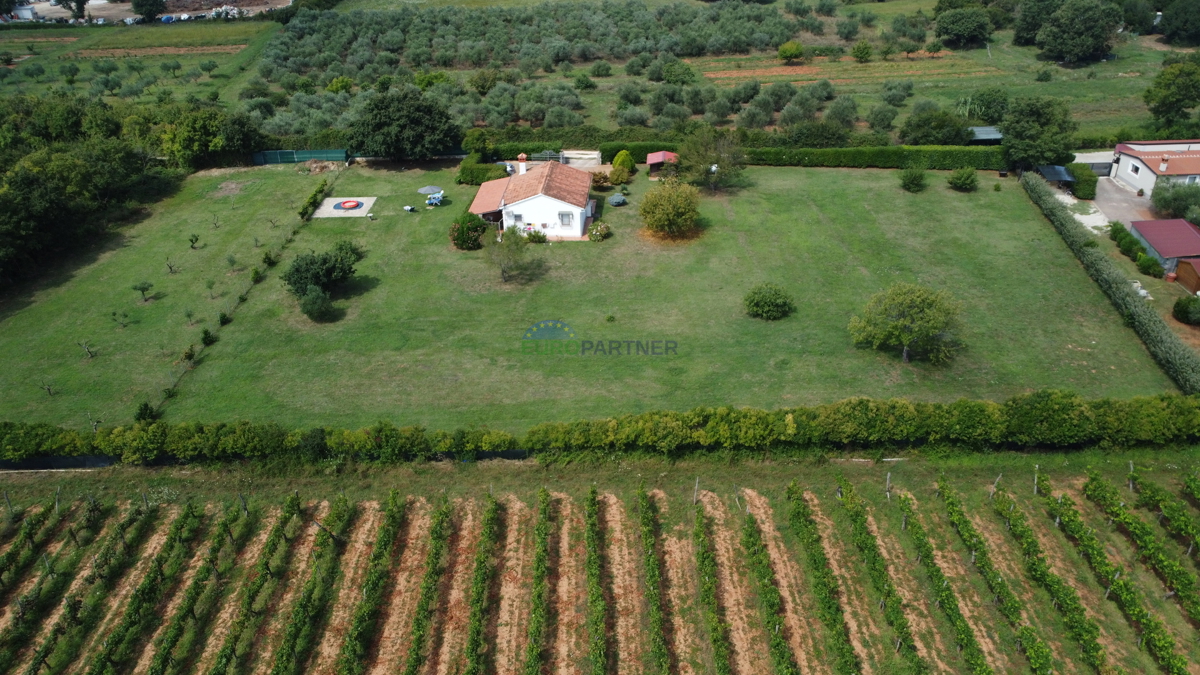 Una casa con un grande appezzamento di terreno vicino al mare a Rovigno