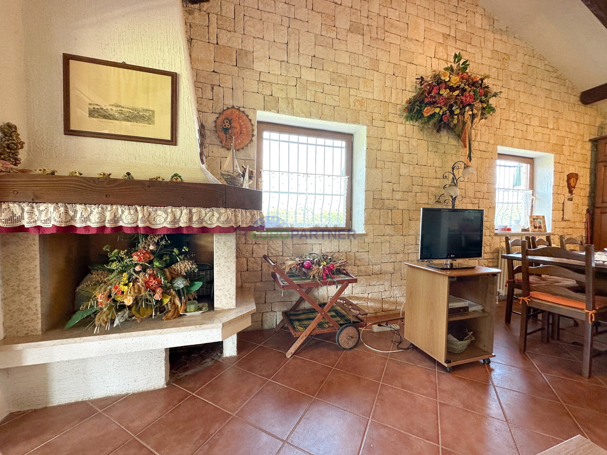 Una casa con un grande appezzamento di terreno vicino al mare a Rovigno