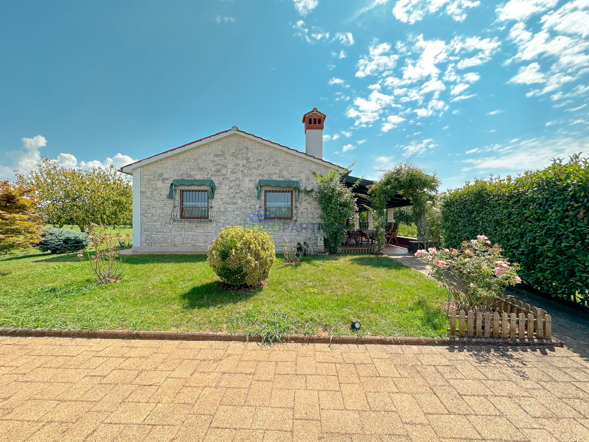Una casa con un grande appezzamento di terreno vicino al mare a Rovigno