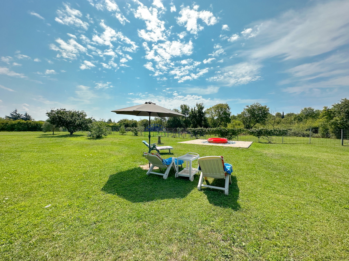 Una casa con un grande appezzamento di terreno vicino al mare a Rovigno