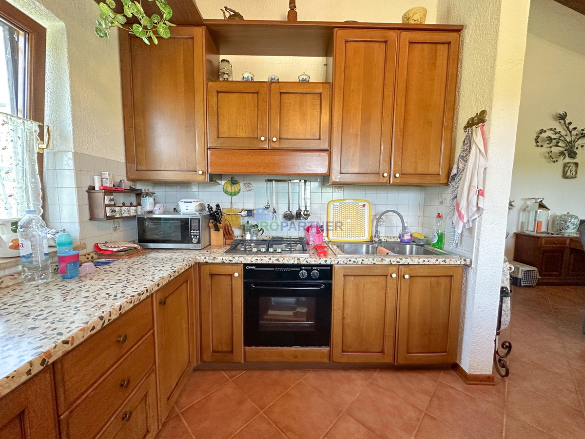 Una casa con un grande appezzamento di terreno vicino al mare a Rovigno