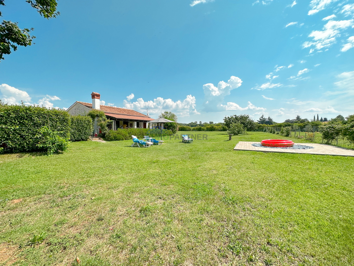 Una casa con un grande appezzamento di terreno vicino al mare a Rovigno
