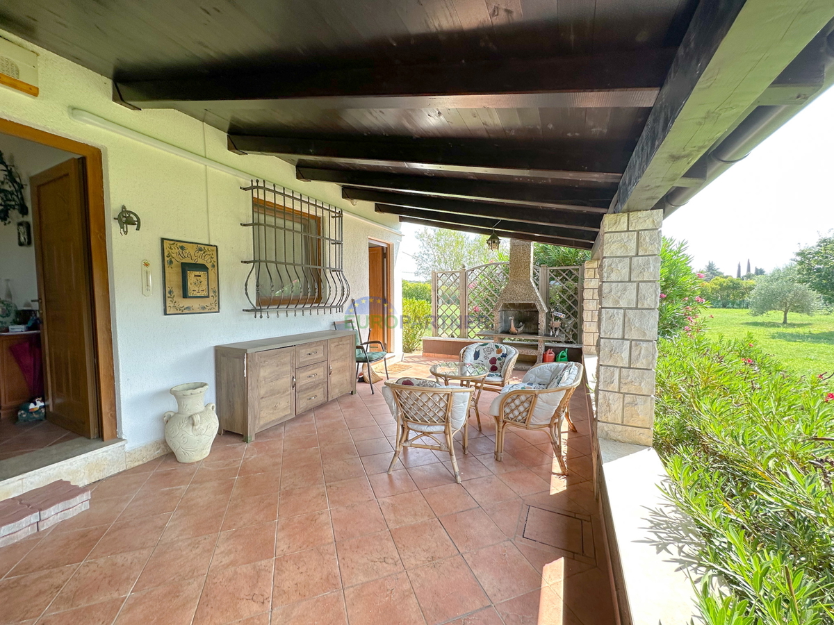 Una casa con un grande appezzamento di terreno vicino al mare a Rovigno