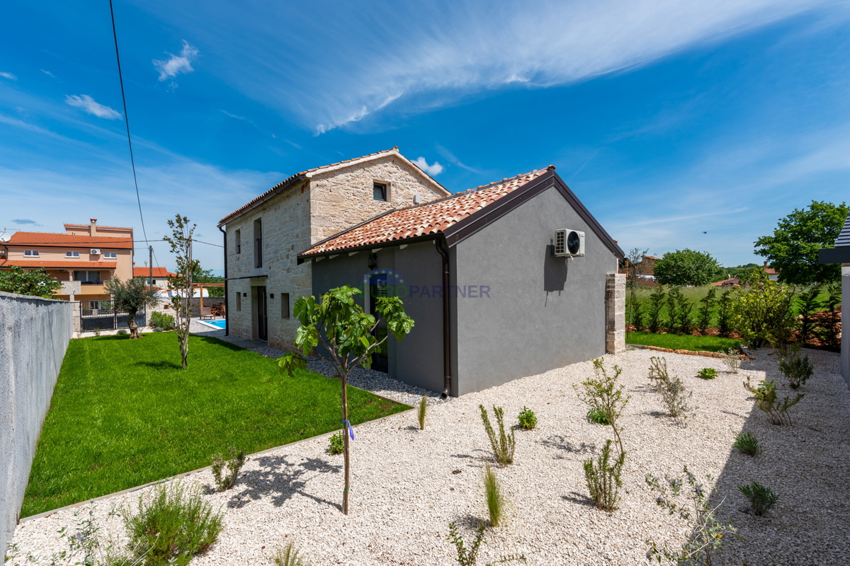 Villa in pietra con piscina, zona Parenzo