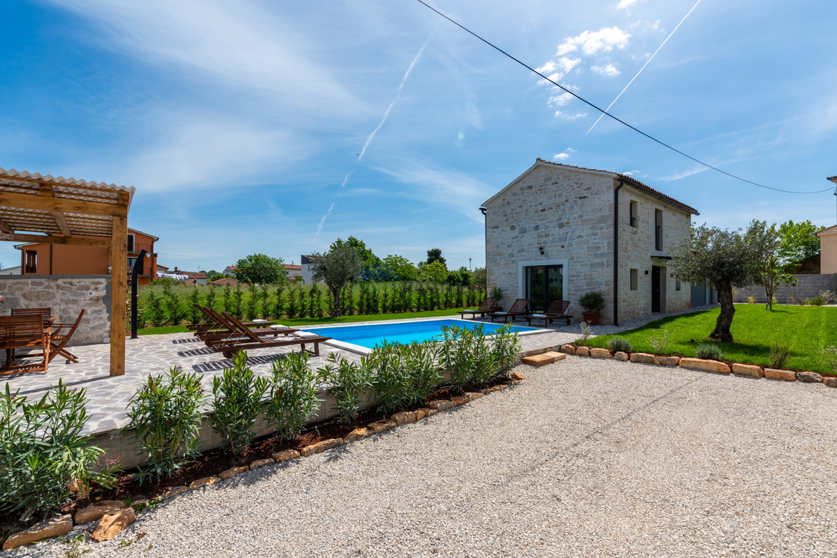 Villa in pietra con piscina, zona Parenzo