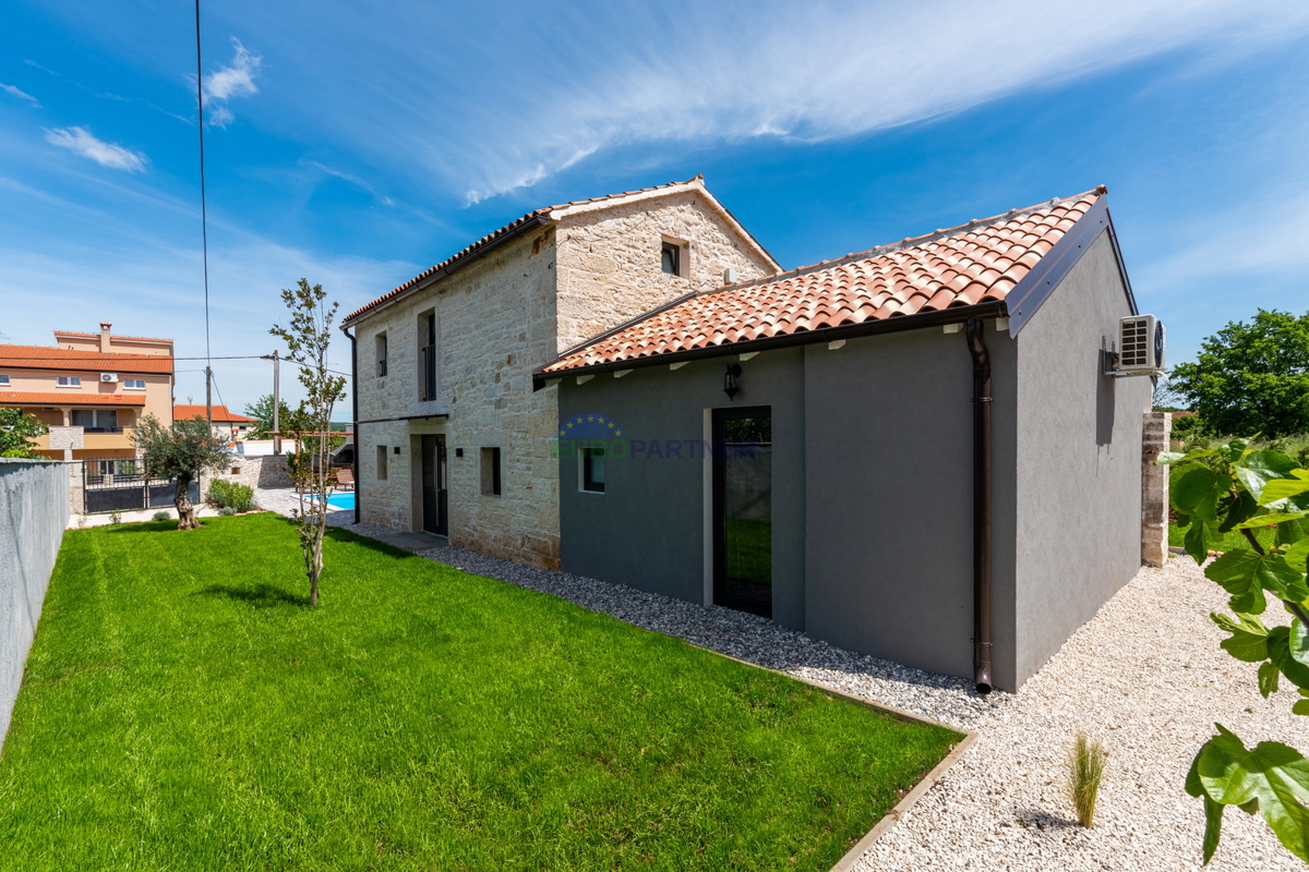 Villa in pietra con piscina, zona Parenzo