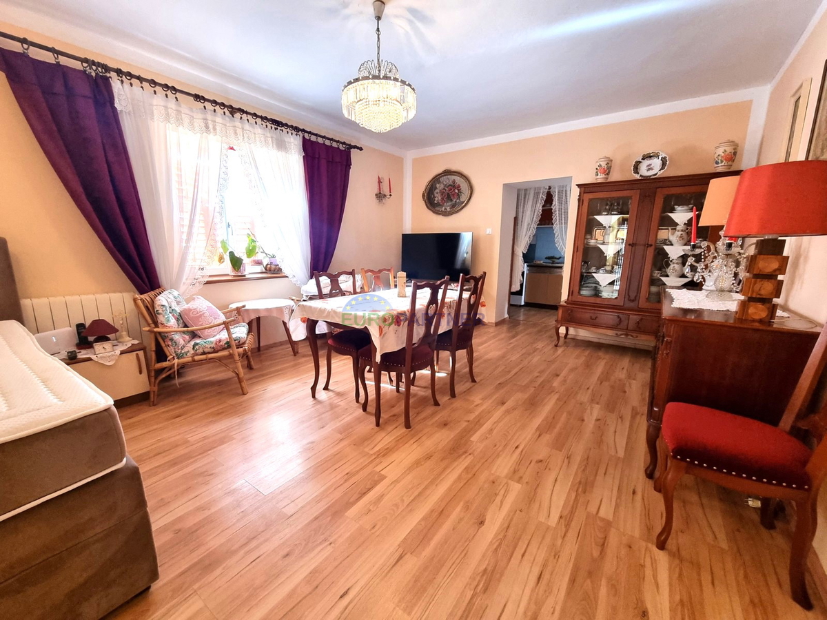 Kaštelir, Casa in pietra con 3 unità abitative