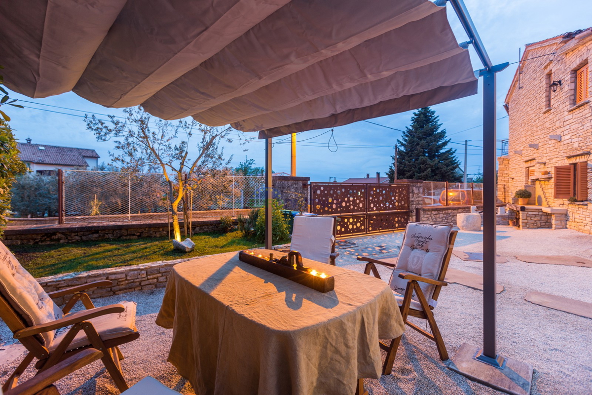 Kaštelir, Casa in pietra con 3 unità abitative