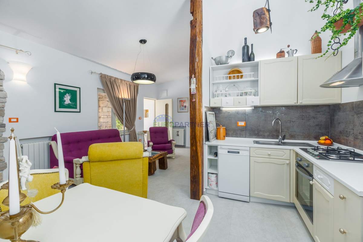 Kaštelir, Casa in pietra con 3 unità abitative