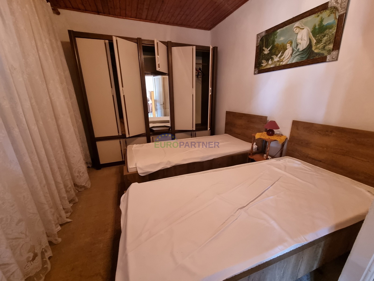 Kaštelir, Casa in pietra con 3 unità abitative