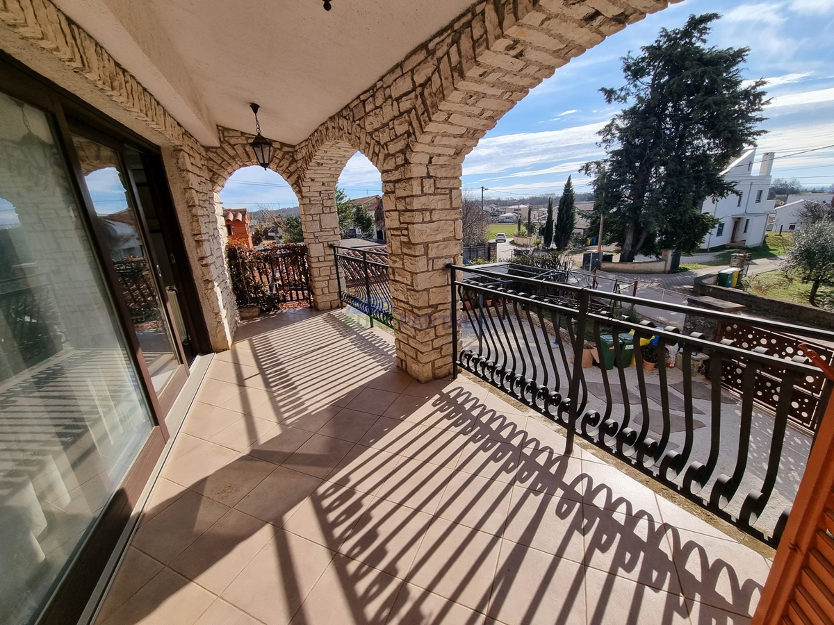 Kaštelir, Casa in pietra con 3 unità abitative